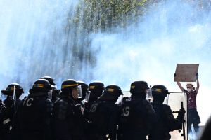 Το μαχαίρι ως ανακοίνωση, η οθόνη ως αναισθητικό