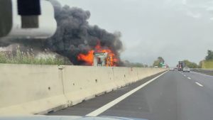 Tir in fiamme sull’A4: autostrada chiusa in direzione Venezia