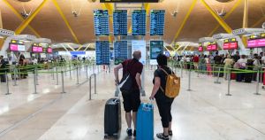 Os brasileiros preferem viajar ou comprar? Pesquisa da Booking responde
