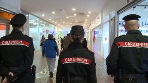 Furti nei centri commerciali di Martignacco, tre persone denunciate: un uomo finisce in carcere