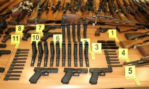 Največji zaseg v letih: 67-letniku zasegli 149 pištol in pušk, eksploziv, ročne bombe …