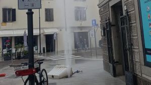 Guasto idrico a Udine: in via Gemona si alza una colonna d’acqua