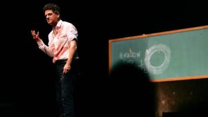 Il caso dello spettacolo stoppato a teatro perché si usa del sangue in scena