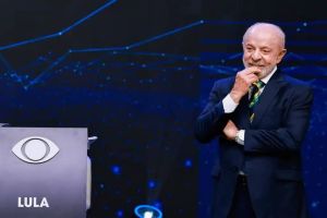 Lula abre os sigilos; Flávio Bolsonaro arrega