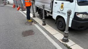 Tir incastrato nel Mandracchio di Muggia: il Comune chiederà i danni all’autista