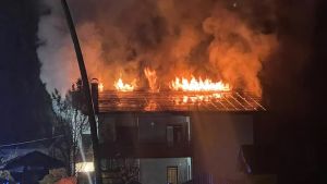 In fiamme il tetto di una casa a Tarvisio