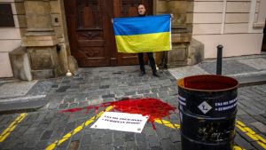 Pred ambasadom SAD u Pragu bure za naftu, simbolična lokva krvi i poruka „Tramp je izdajica“