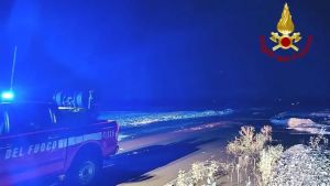 Intrappolati con l’auto dalla piena del torrente: li salvano i pompieri