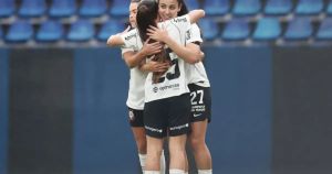 Belén Aquino desencanta na Libertadores e Corinthians goleia Santa Fe