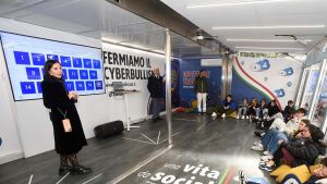 La polizia sale in cattedra per spiegare i rischi del web: lezione per 200 studenti