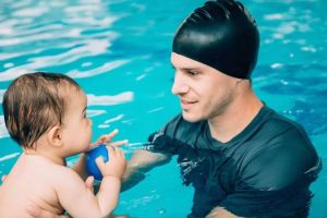 Swim coach’s reaction when toddler tries to kiss him is a masterclass in teaching boundaries