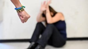 Picchia e tenta di strangolare la compagna disabile: condannato a 3 anni e mezzo