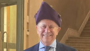 Si laurea a 75 anni in Diplomazia dopo la pensione: «L’istruzione vale a ogni età»