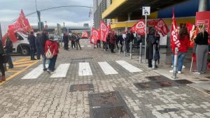 La denuncia della Cgil: «Esternalizzata la consegna e il montaggio dei mobili Ikea, licenziati dieci lavoratori»