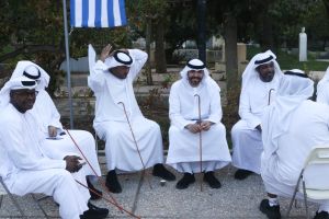 Πλατεία Κλαυθμώνος: Γέμισε Εμιρατινούς με παραδοσιακές φορεσιές, λευκές κελεμπίες και μαντήλια [εικόνες]