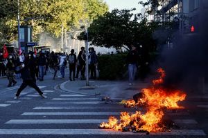 Ποιοι ρίχνουν λάδι στη φωτιά