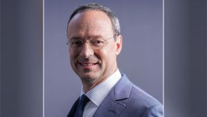Quién es Jean Eric Salata, el multimillonario chileno que entró al negocio de la NFL y la Fórmula 1 en Miami Por Ignacia Munita 22 Oct. 2026, 2:16 pm 4 min Compartir