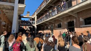 Torna la mania dell’aura battle: il raduno di fronte a una sede di Ca’ Foscari di Venezia