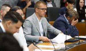 Po Mijičevem odstopu Resnica še išče poslanca