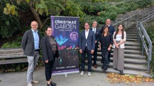 Beim Christmas Garden auf der Insel Mainau wird das Schloss erstmals zur leuchtenden Leinwand