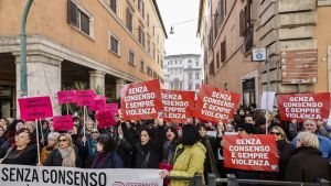 Sequestrata in appartamento e violentata per un giorno: indagati due operai