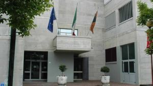 Cade in sala consiliare e si frattura una gamba: il Comune dovrà risarcirla per 60 mila euro