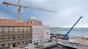 Cantieri a Palazzo Carciotti e a ponte Verde: tre gru giganti montate lungo le Rive a Trieste