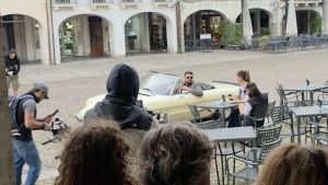Antonino Cannavacciuolo a sorpresa a Este: gira in centro con un’Alfa Romeo Spider per il nuovo show di Sky