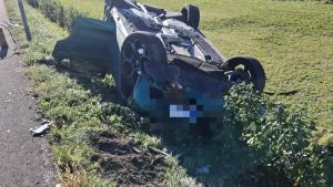 Chions, tamponata da un trattore mentre va al lavoro: auto si ribalta nel vigneto, miracolata donna di 48 anni