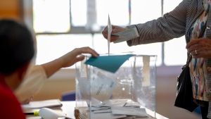 El Supremo da cinco días a Bolaños y Albares para que remitan los nombres de los 163.020 nacionalizados por la 'ley de nietos' que no pueden votar