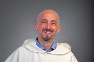 Quand l’actualité s’emballe et la violence gagne le débat, parler de prière ne revient pas à se réfugier dans la spiritualité, souligne Jacques-Benoît Rauscher dans sa chronique.