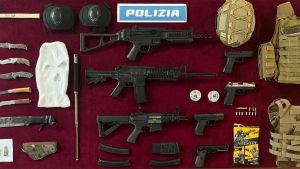 “Tirate fuori i manganelli e venite”. Messaggi shock in una chat con la faccia del Duce: 10 denunciati a Cremona/
