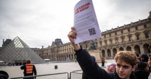 Turistes al Louvre mentre França crema