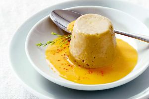 Il aurait eu 100 ans cette année, et ses recettes n’ont rien perdu de leur saveur. Paul Bocuse, chef légendaire de Collonges-au-Mont-d’Or (Rhône), revient sur nos tables grâce à notre chroniqueuse Sonia Ezgulian, qui a sélectionné deux recettes : le gâteau de foies de volaille à la bressane et la charlotte reine du Canada.