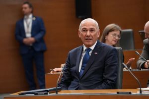 (POGLED) Vlada sama sebi koplje jamo. Desnica se ne zaveda moči averzije do oblasti, ki jo spodbuja