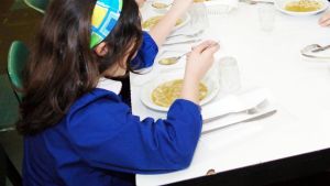 Malesseri dopo il pasto alla scuola primaria Rodari, in corso le analisi: “Faremo tutti i controlli”