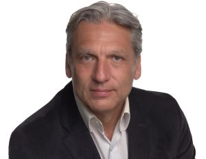 Ο πλοίαρχος και πολιτικός επιστήμων Βασίλης Στασινόπουλος στην «Π»: «Εχουμε μείνει πίσω στην αμυντική βιομηχανία»