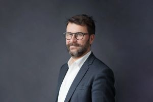 Il est inacceptable que les victimes des exactions lors des manifestations de la semaine dernière soient considérées comme « collatérales », comme certains l’affirment, estime Erwan Le Morhedec. Il met en cause la responsabilité de ceux qui veulent « transformer un peuple révolté en peuple révolutionnaire ».