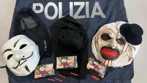 A Padova «per fare casino» con maschere e petardi: fermati quattro minorenni