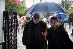 Πένθος για τον Δημήτρη Πιατά: Πέθανε η σύζυγός του Λέλα – Το ανακοίνωσε ο Βούρος μετά την παράσταση