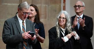 La mesa de Julian Barnes y Patti Smith