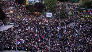 Dove guardano i giovani serbi che domenica sfidano Vucic