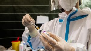 Morì per il vaccino Covid, il giudice: «Alla vedova 100mila euro di danni»