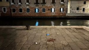 I colpi, gli attimi di terrore e il fuggi fuggi dei turisti: il racconto degli spari all’Arsenale
