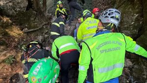 Malore durante la passeggiata in montagna, scivola e batte la testa: morta 74enne padovana