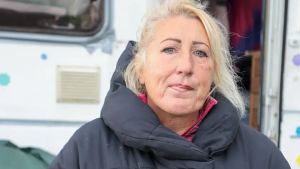 Sfrattata e costretta a vivere in un vecchio camper, la richiesta: «Datemi una casa»