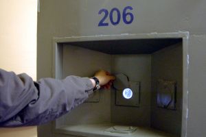 Глухой рецидивист из СИЗО «кошмарит» товарищей по несчастью: угрожает смертью