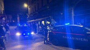 Pavia, spaccati i vetri delle porte di due negozi: nessun bottino ma danni ingenti, indagano i carabinieri