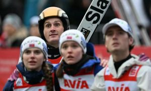 Slovenci na stopničkah po dolgem čakanju v Klingenthalu