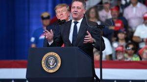 Audis peinlicher Kniefall: Wie sich der Konzernchef bei Trump anbiedert